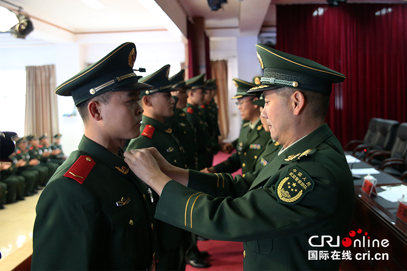 2017年贵州省消防部队举行新兵授衔仪式