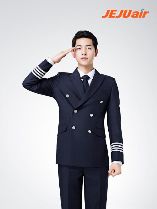 宋仲基变身机长 身穿制服拍摄画报(组图)