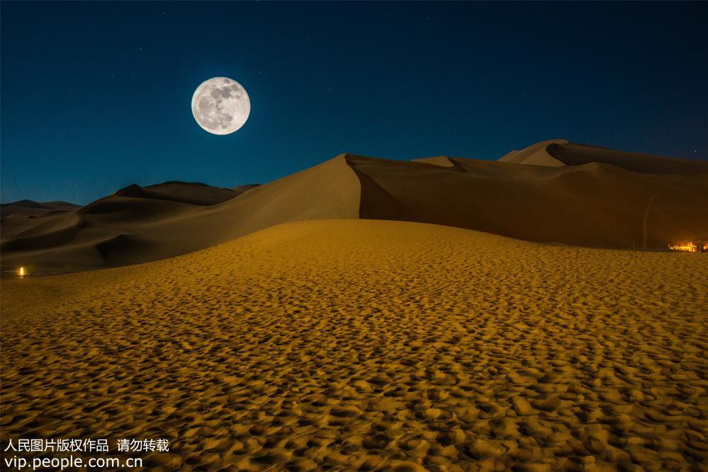 敦煌大漠升起超级月亮