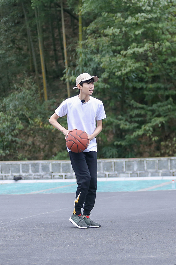 青春旅社王源帅气打球热爱运动球技获肯定