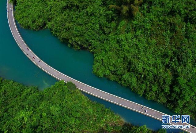 航拍：深山峡谷水上游