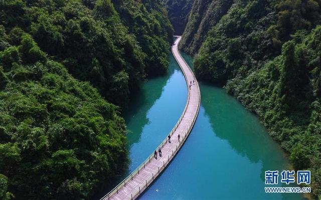 航拍：深山峡谷水上游