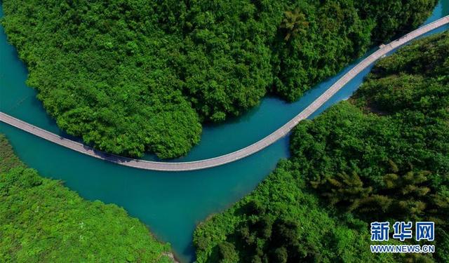 航拍：深山峡谷水上游