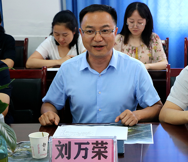 宜宾市翠屏区副区长刘万荣情系教育促发展