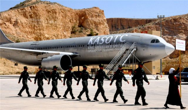 雪豹突擊隊亮相“勇士競賽”國際特種兵比武(圖) 雪豹突擊隊亮相“勇士競賽”國際特種兵比武(圖)