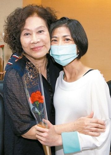 台湾71岁妈妈捐肾救女 女儿：她给我第2次生命