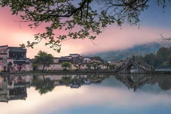 初冬的黃山宏村 獨樹翹寒色