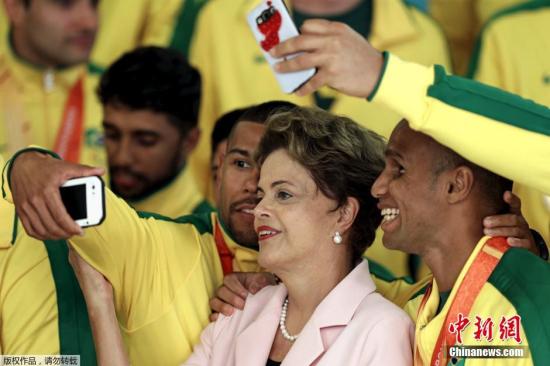 里约奥运圣火开始传递 总统称筹备工作如期进行