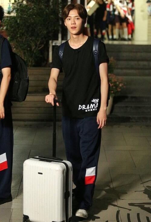 又反转！鹿晗签证违规属实 恐2年内无法入台