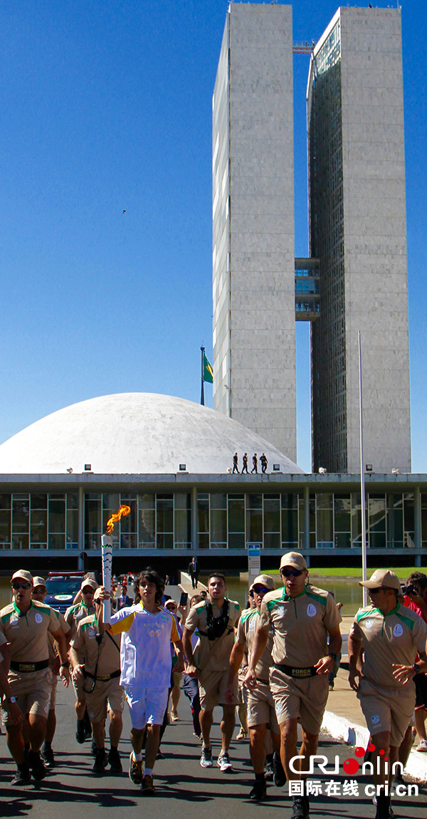 巴西重重压力下迎接奥运圣火