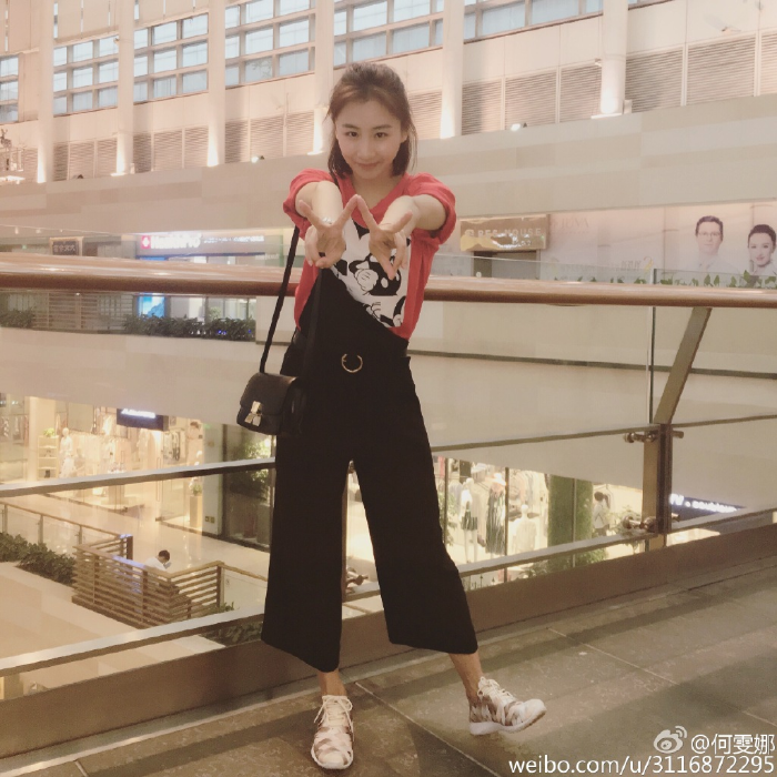 何雯娜忙里偷闲逛街 清新装扮搞怪不断