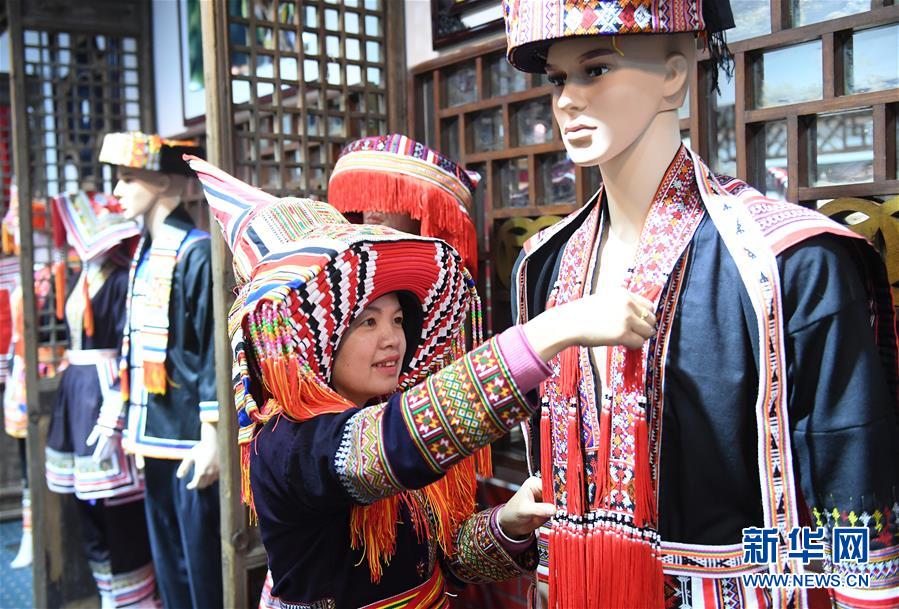 廣西賀州：“非遺”瑤族服飾闖市場