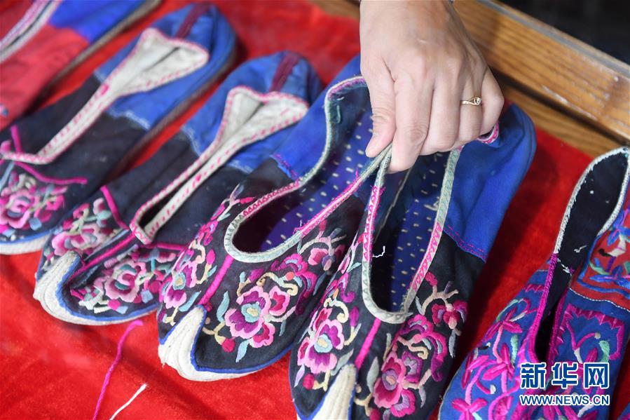 廣西賀州：“非遺”瑤族服飾闖市場