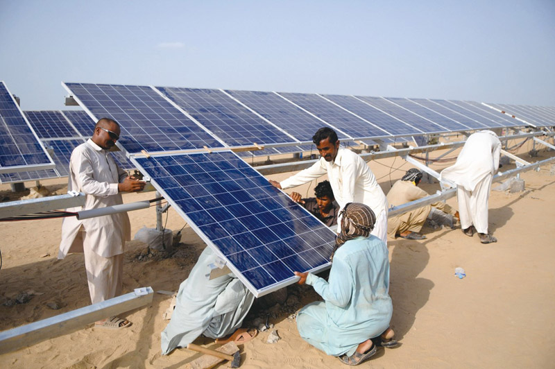 2015年8月27日，巴基斯坦旁遮普省的工人在中兴能源900兆瓦光伏地面电站安装太阳能电池板。（新华社）
