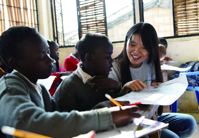 2016年8月2日，在肯尼亚首都内罗毕马萨雷的长青造梦小学，“造梦”公益组织的志愿者陈舒捷(右一)在给学生们上课。“造梦”是一家由中国大学生和中国海外留学生共同发起成立的非营利性公益组织，每年招募15到25名大学生志愿者前往肯尼亚支教。（新华社李百顺）