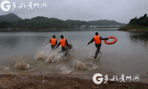（市州）雨季多發 清鎮人武部組織民兵水上防汛救援訓練