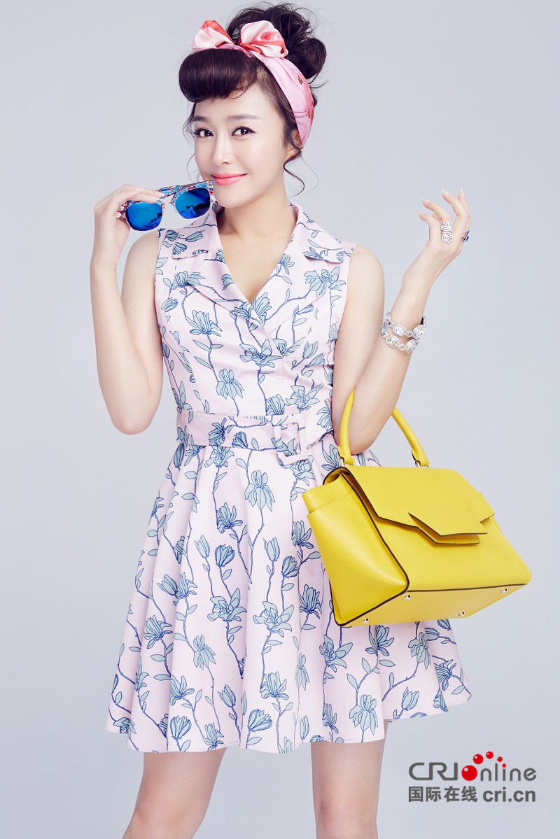 秦岚亮相杂志封面 演绎甜美复古风(图)