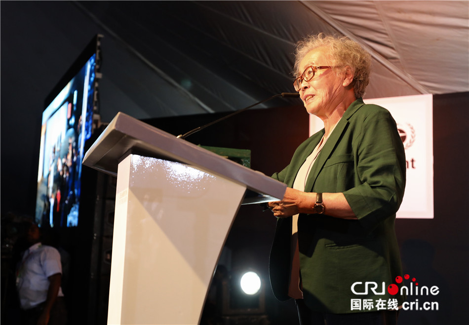 图片默认标题_fororder_颁奖典礼上,林场代表陈彦娴发表演讲