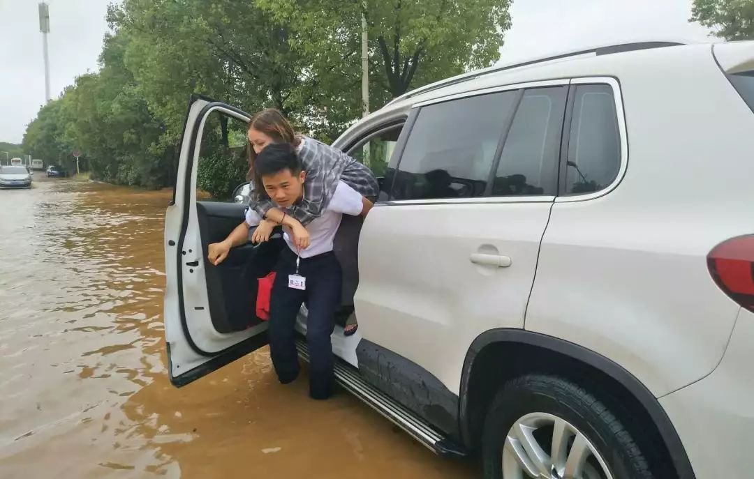 暴雨襲城平安産險查勘員蹚水背起女車主 人民日報為他點讚