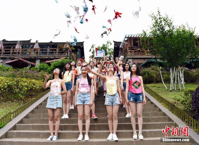 成都大学女生抛胸罩呼吁关注乳房健康组图