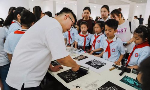 Printmaking exhibition by elementary students kicks off at Luoyang Art Gallery