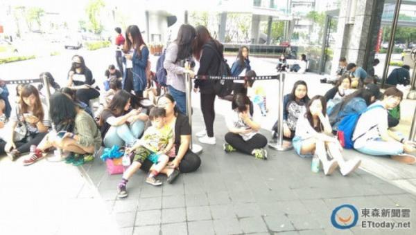 鹿晗4日离台 粉丝苦等6小时送机:希望他开心一点