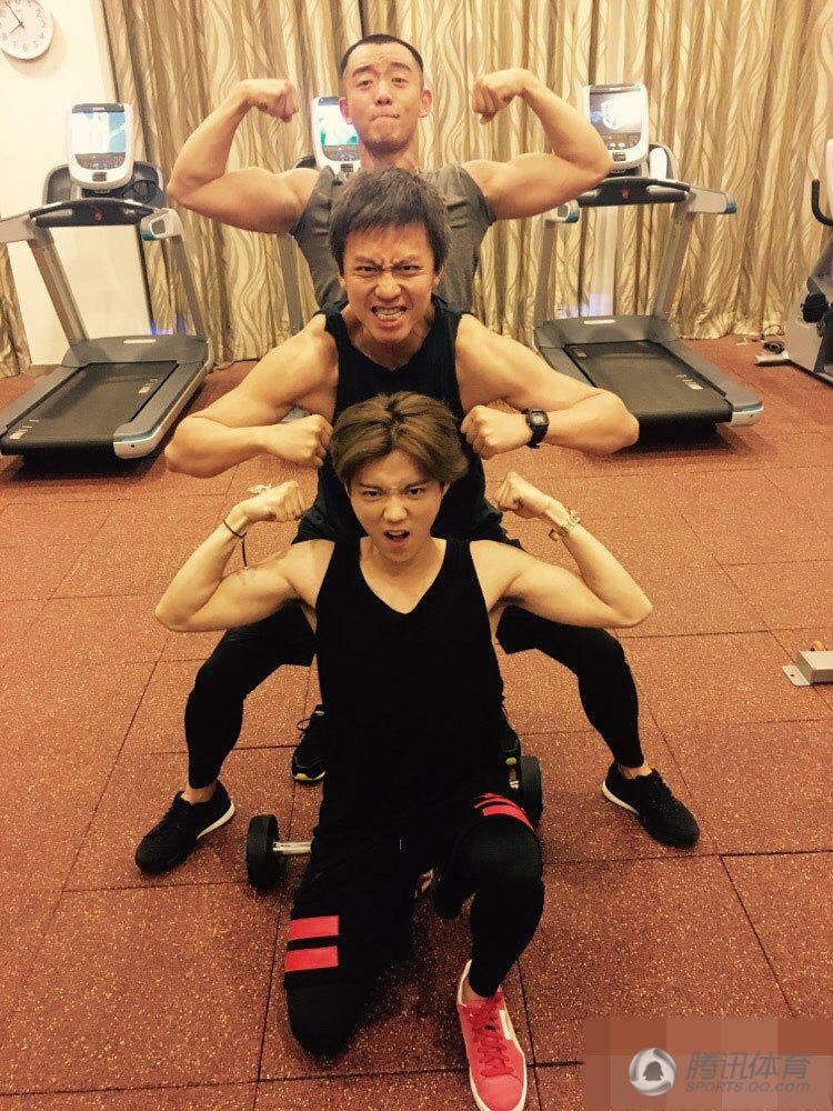 邓超亦是健身狂人 与郑恺鹿晗PK肌肉