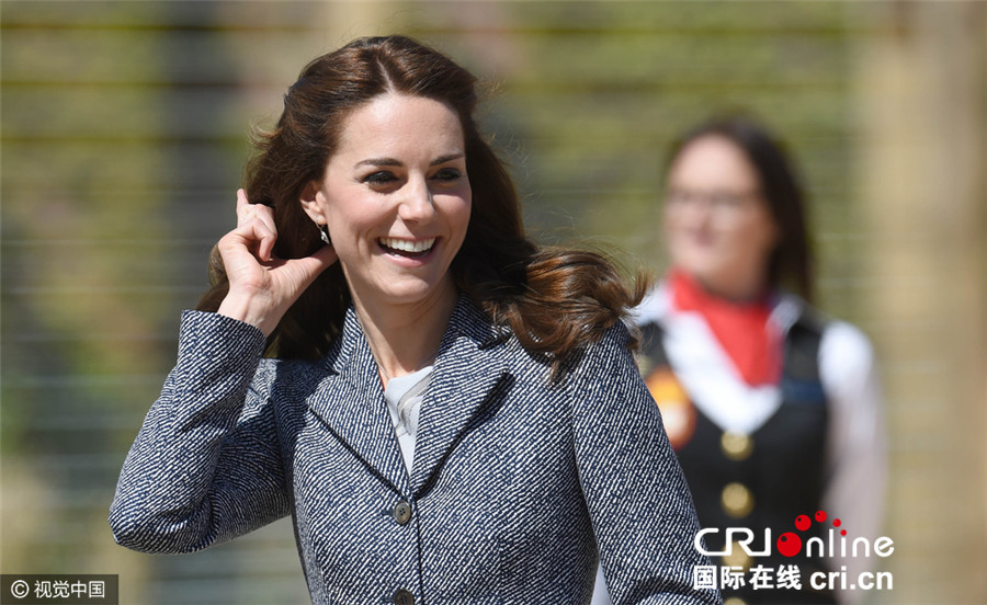 凯特王妃亮相好奇探龙雕 躬身和小朋友交谈被逗乐