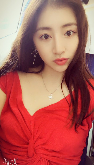 香车美人！周捷化身赛车女郎 眼神魅惑