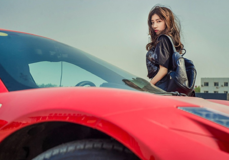 香车美人！周捷化身赛车女郎 眼神魅惑