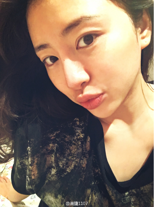 香车美人！周捷化身赛车女郎 眼神魅惑