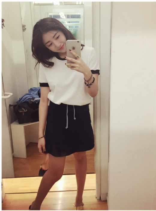 香车美人！周捷化身赛车女郎 眼神魅惑