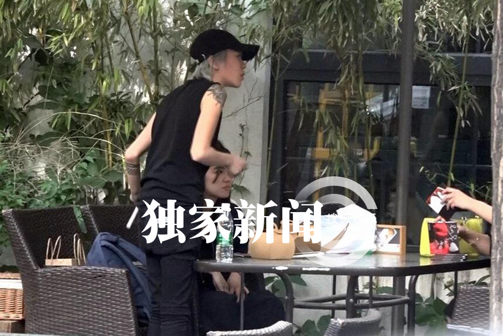 独家:国民老公又撩妹!窦靖童外出吃饭吻女友