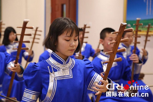 草原晨曲马头琴演奏图片