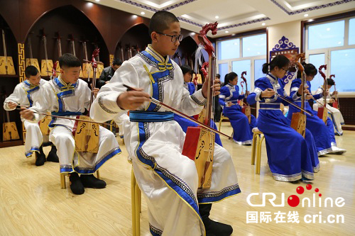 原创已过【本网原创】蒙古族文化在马头琴和四胡的乐声中传承