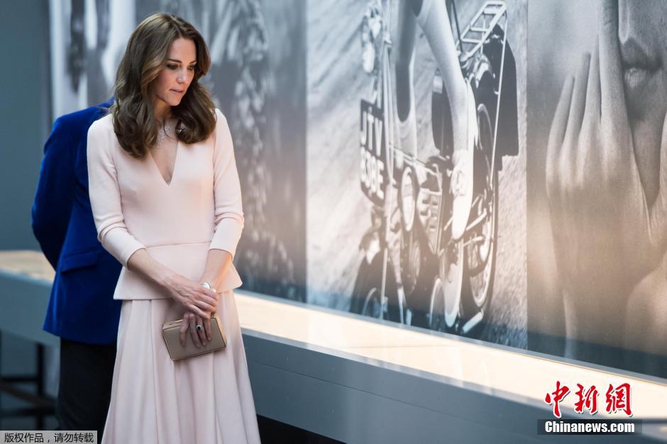 凱特王妃參展國家肖像美術館 深V裙裝性感優雅