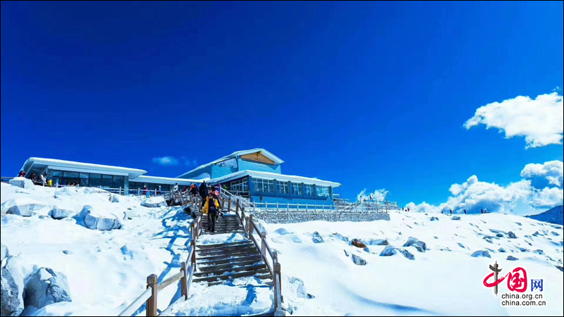 远离都市雾霾 来达古冰山享受清新“氧吧”