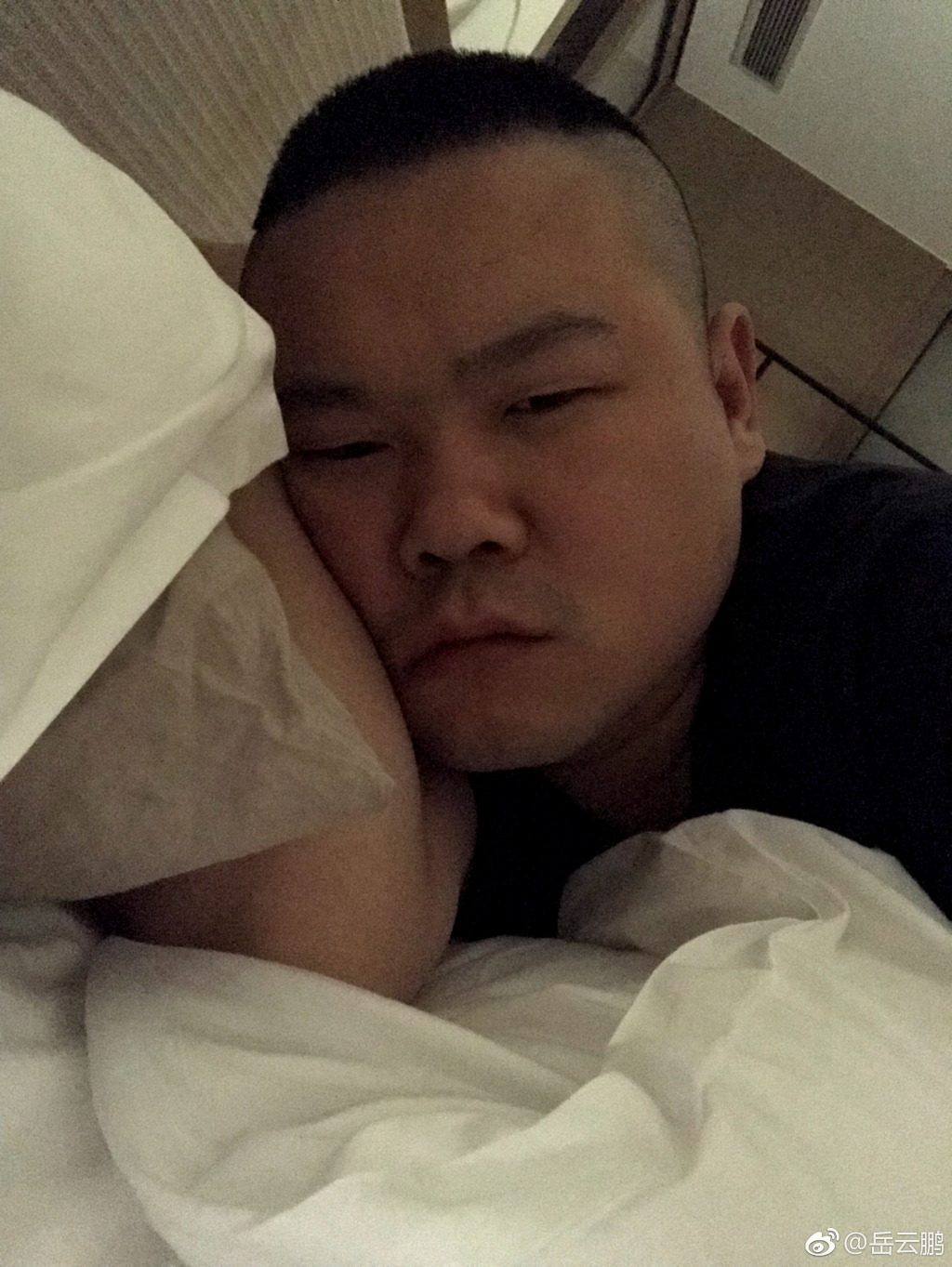 岳云鹏晒"床照"撒娇不想起床 网友:胳膊似象腿
