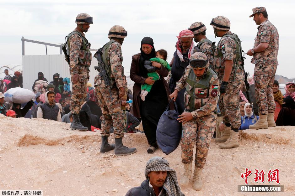 叙利亚难民涌入约旦边境 获士兵帮助