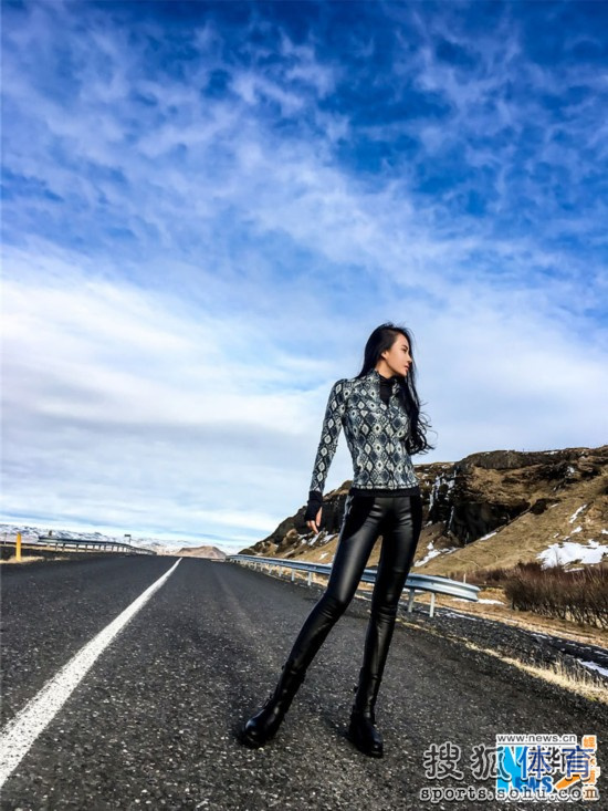 瑜伽女神变身雪地女王 冰岛拍电影秀好身材(图) 瑜伽女神变身雪地女王 冰岛拍电影秀好身材(图)