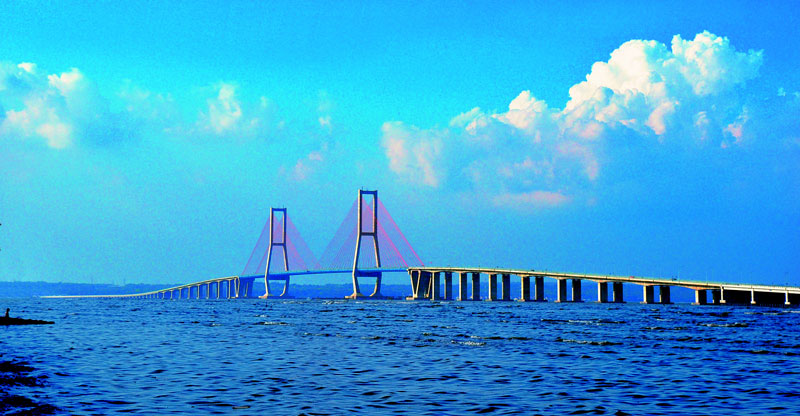 2009年6月10日，连接印度尼西亚爪哇岛和马都拉岛的泗水-马都拉大桥(泗马大桥)正式建成通车。由中国承包商联营体设计、施工总承包，中国印尼承建商合作施工的泗马大桥总长5438米，是东南亚最大的跨海大桥。