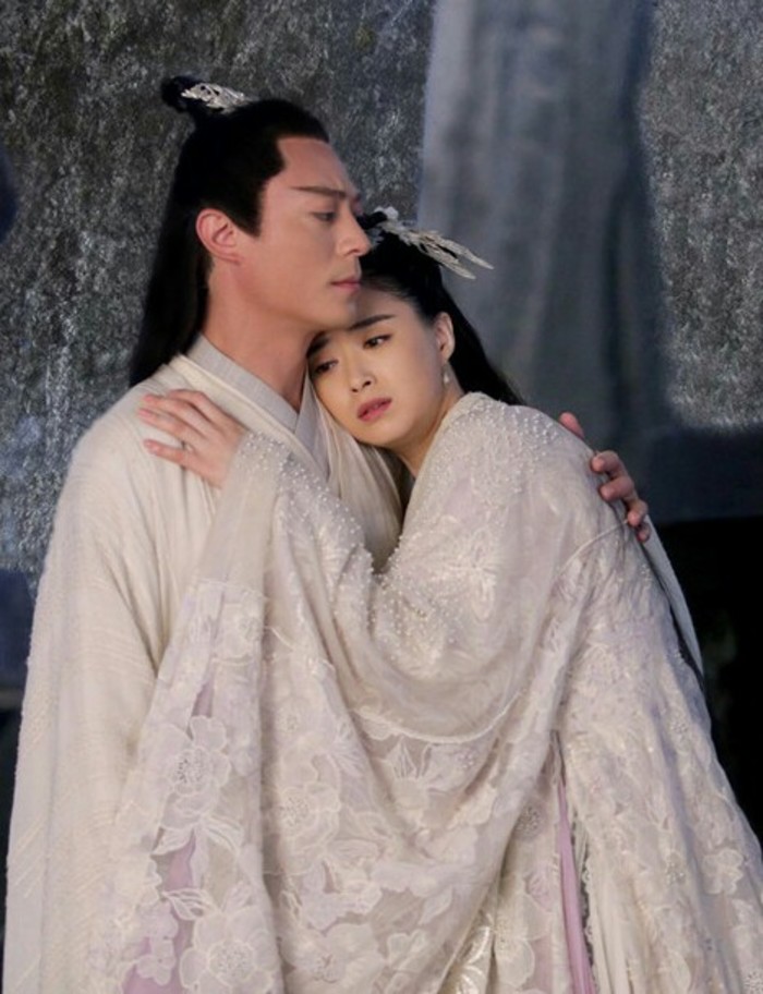 "蒋欣说:"我喜欢华哥这种儒雅的男生,可能因为之前和他拍戏(《花千骨