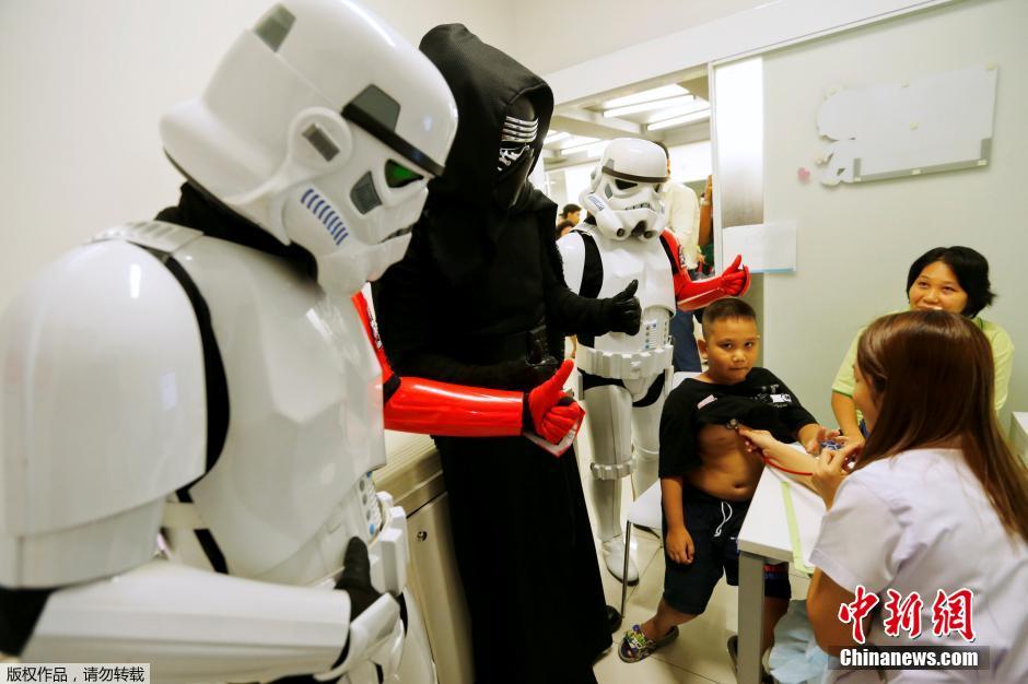 墨西哥星战迷庆祝“星战日” 走访医院与儿童互动