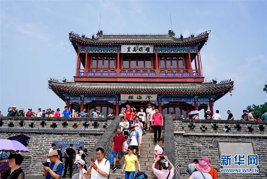 秦皇岛：山海关迎来旅游旺季