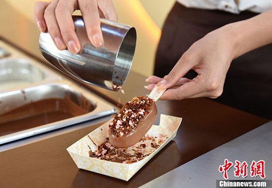 重庆商家推出麻辣雪糕 吸引市民排队尝鲜
