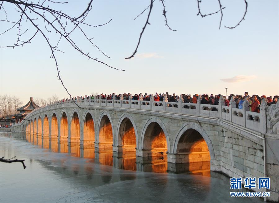 北京颐和园十七孔桥“金光穿洞”