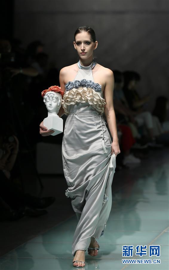 上海大学-巴黎国际时装艺术学院举行毕业时装秀