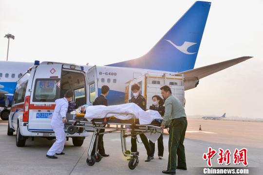 厦航7小时送受伤台湾旅客返台
