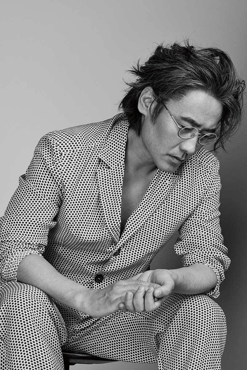 吴秀波身材不输小鲜肉 熟男穿西装更有味