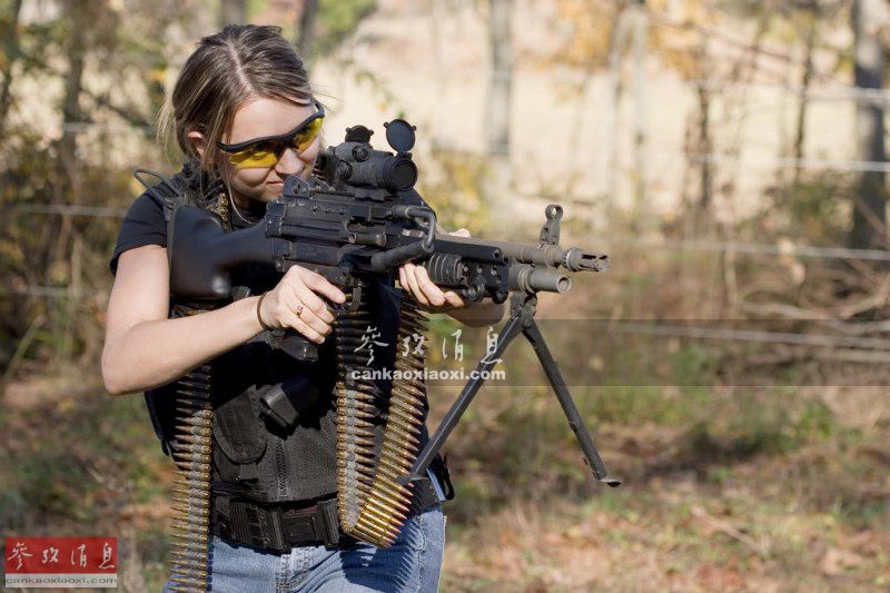 性感辣妹玩重机枪靶场上的美女射手